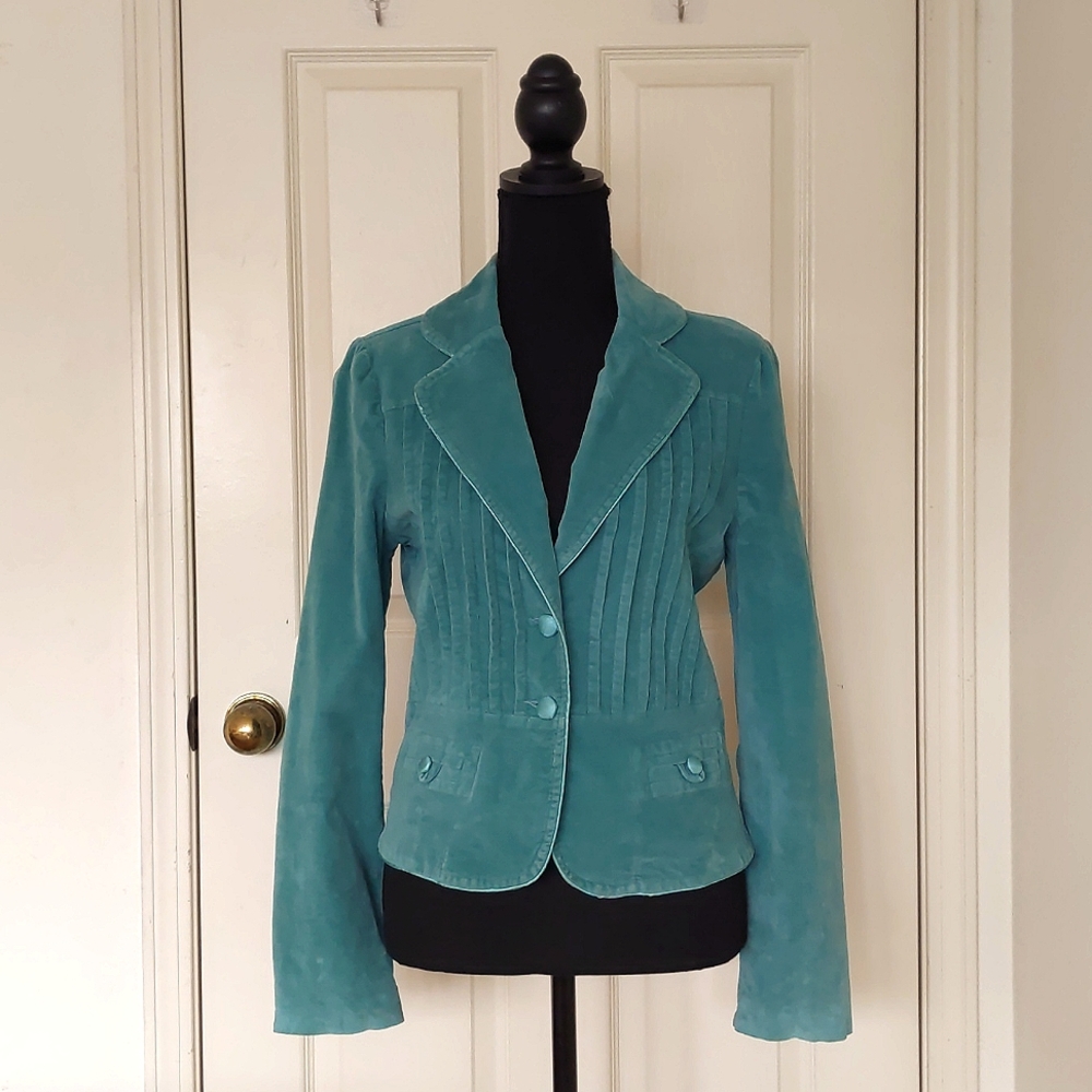 Cell Cotton/Spandex Fully lined corduroy green blazer with front design.
